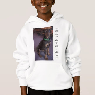 En babyhund, grönt tee shirt