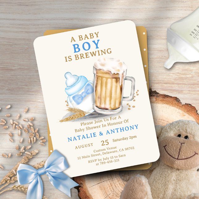 En babypojke bryggs Blå fluga Babykalas Inbjudningar (A Baby Boy is Brewing Blue Bow Tie Baby Shower Invitation)
