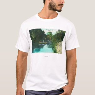 En bäckplats med familjen i en kanot t-shirt