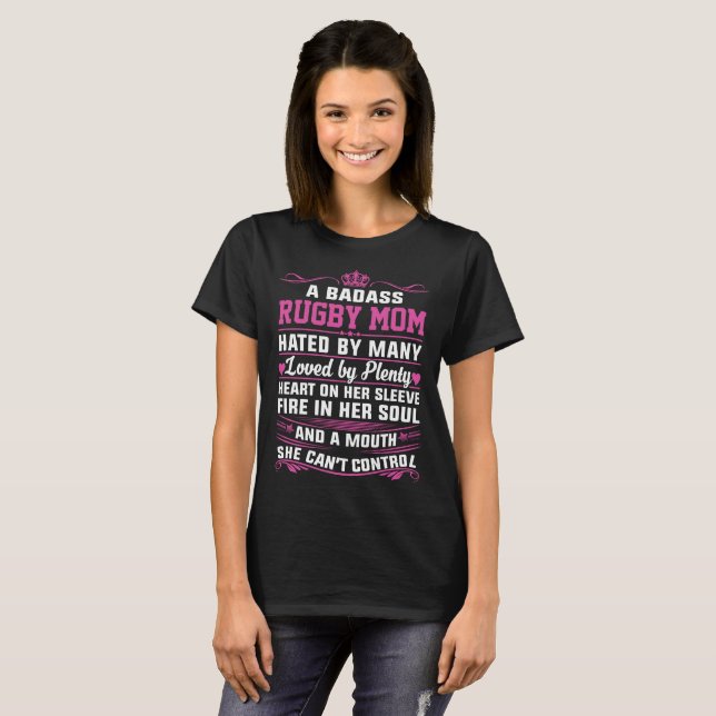 En Badass Rugbymamma som hatas av många rolig T-shirt (Hel framsida)