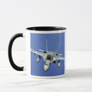 En bålgeting F/A-18 deltar i en beskickning Mugg