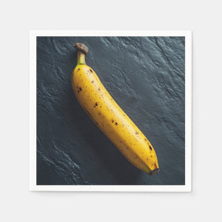 En banan på en mörk yta pappersservett
