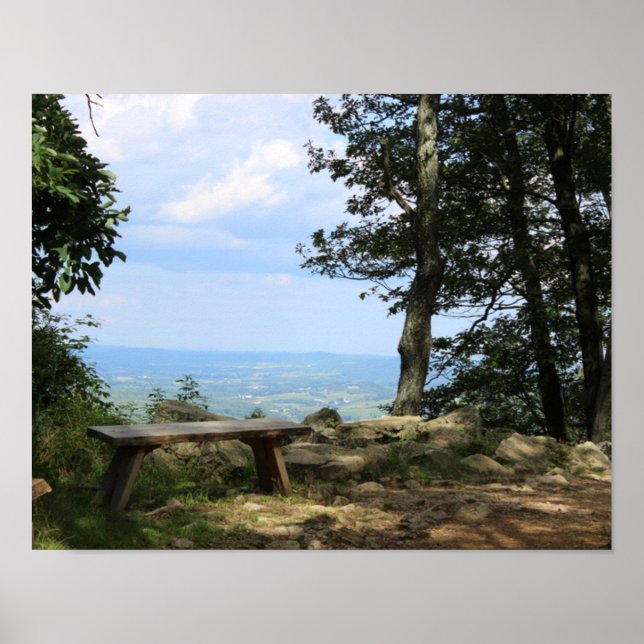 En Bänk med Utsikt över Hawk Mountain Poster (Framsidan)