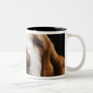 En Bassethund som vilar hans huvud Två-Tonad Mugg