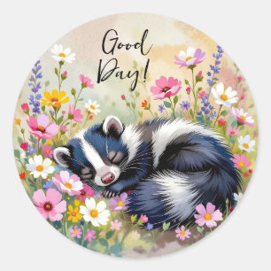 En bedårande skunk som sover i blommor God dag Runt Klistermärke