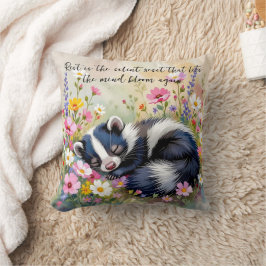 En bedårande skunk som sover i blommor och citat kudde