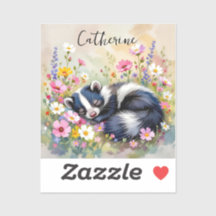 En bedårande skunk som tar en tupplur i blommor Pe