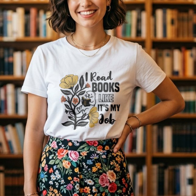 En bedårande utter som läser en bok, blomstermönst t shirt (Skapare uppladdad)