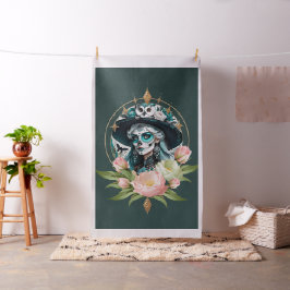 En bedövande kvinna med en bedövande skallmakerie tyg