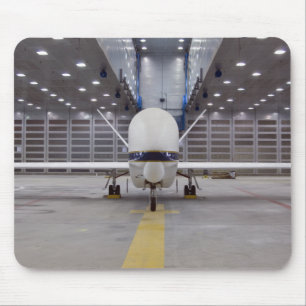 En bekläda beskådar av ett obemannat flygplan f musmatta