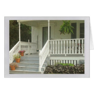 En beklädafarstubro beskådar hälsningskort