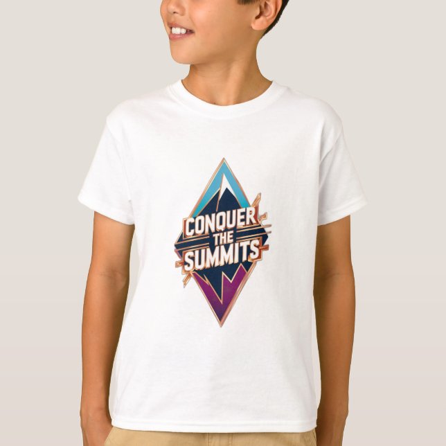 En bergstoppslsilhuett med frasen "Conque T Shirt (Framsida)