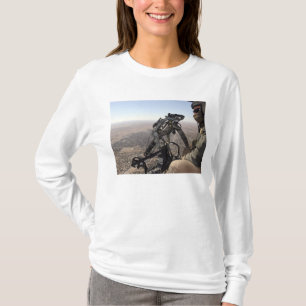 En besättningchef söker efter misstänksam tee shirt