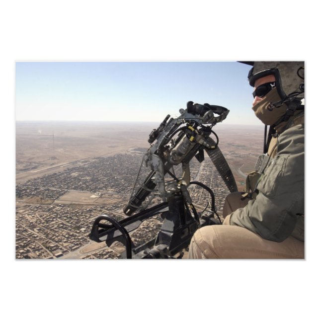 En besättningschef letar efter misstänkt aktivitet fototryck (Framsidan)