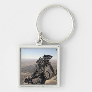 En besättningschef letar efter misstänkt aktivitet fyrkantig silverfärgad nyckelring