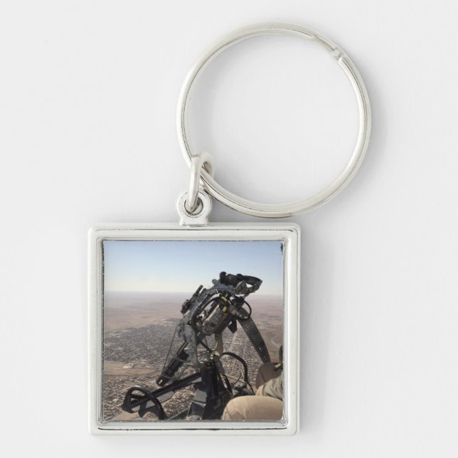 En besättningschef letar efter misstänkt aktivitet fyrkantig silverfärgad nyckelring (Framsidan)