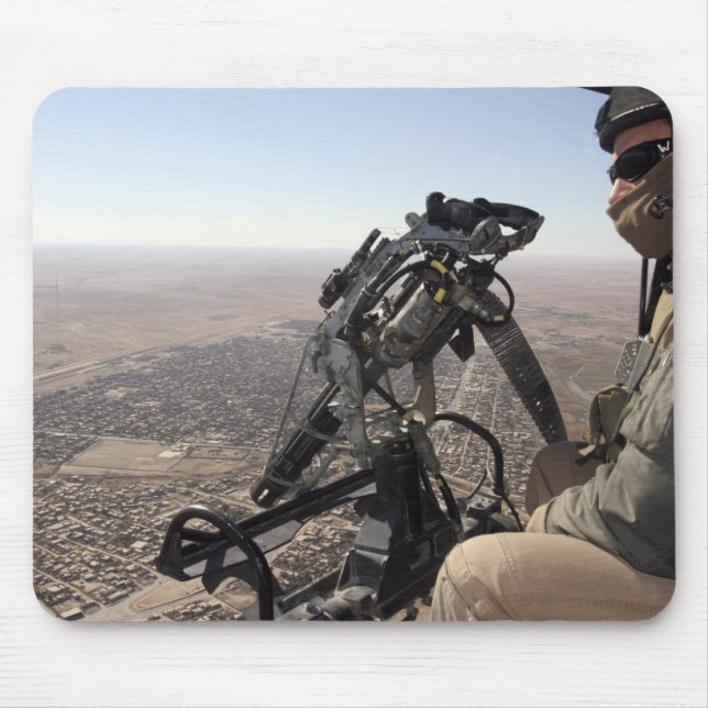 En besättningschef letar efter misstänkt aktivitet musmatta (Framsidan)