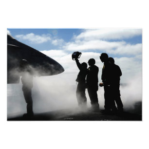 En besättningsmedlem i cockpit fototryck