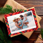 En bild är lätt färgad vid jul julkort<br><div class="desc">En god och skarp julklapp skapar en god bakgrund för ditt enda vågrät-foto och anpassningsbar-meddelande. Med sina rött, grönt, gult och blått är det här platta helgdag perfekt för att skicka beundrare till vänner och familj. Baksidan är en matchande röd bild och innehåller ett blanksteg för ett annat foto och...</div>