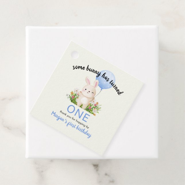 En bit är en enkel cute Boys 1:a födelsedagen Gåvor Etiketter (På plats)