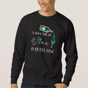 En bit av Vin är ganska Bra St patrick's day Lång Ärmad Tröja