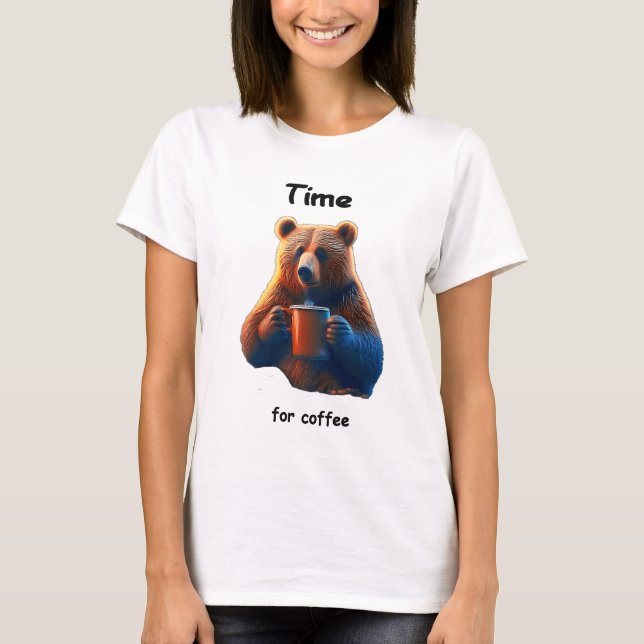 En björn håller en brinnande mugg av kaffe t shirt (Framsida)