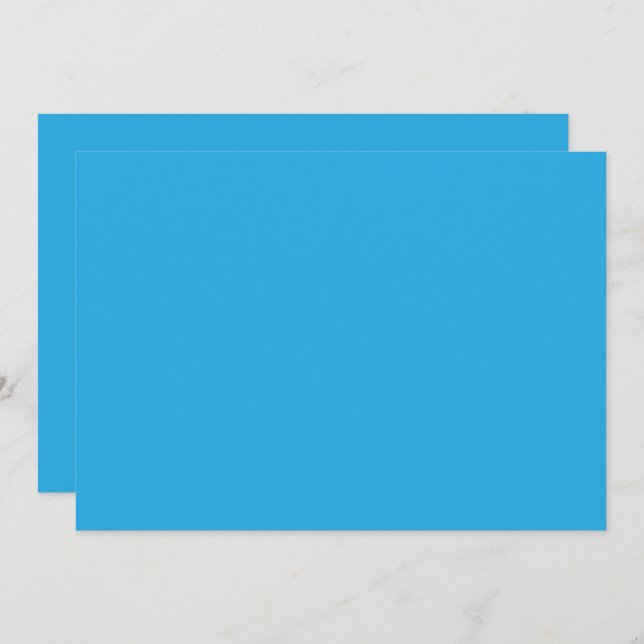 en blå bakgrund med en svart och vit katt på till inbjudningar (Fram/baksida)