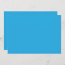 en blå bakgrund med en svart och vit katt på till