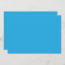 en blå bakgrund med en svart och vit katt på till inbjudningar