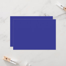 en blå vägg med en klocka inbjudningar