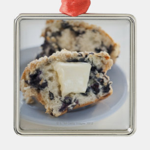 En blåbärmuffin med smör julgransprydnad metall