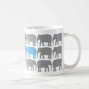 En blåttelefant i flockmuggen kaffemugg
