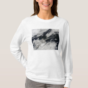 En blek grå aska putsar slag från toppmötet t-shirt