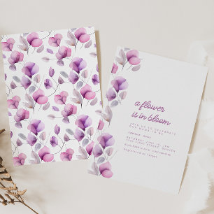En blomma finns i BLOMMY-inbjudan för Lila babysko Inbjudningar
