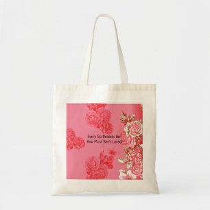 En blommigt för elegant arrangemang i rosa och gul tygkasse
