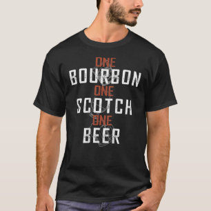 En Bourbon One Scotch One Beer (på baksidan) T Shirt