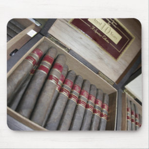 En boxas av cigarrer musmatta
