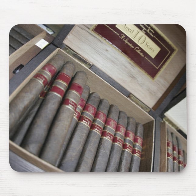 En boxas av cigarrer musmatta (Framsidan)