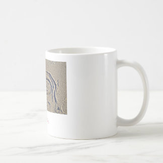 En bra dag på stranden, är den lyckliga atTybeen Kaffemugg