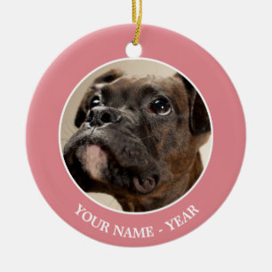 En Brindle Boxer-valp tittar upp konstigt. Julgransprydnad Keramik