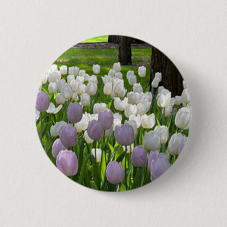 En brosch med vackra vita och violetta blommor. knapp