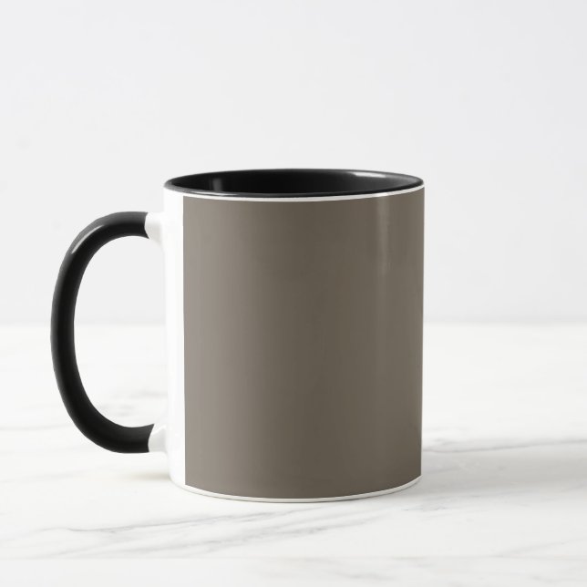 en brun vägg med en svart och vit klocka på den mugg (Vänster)