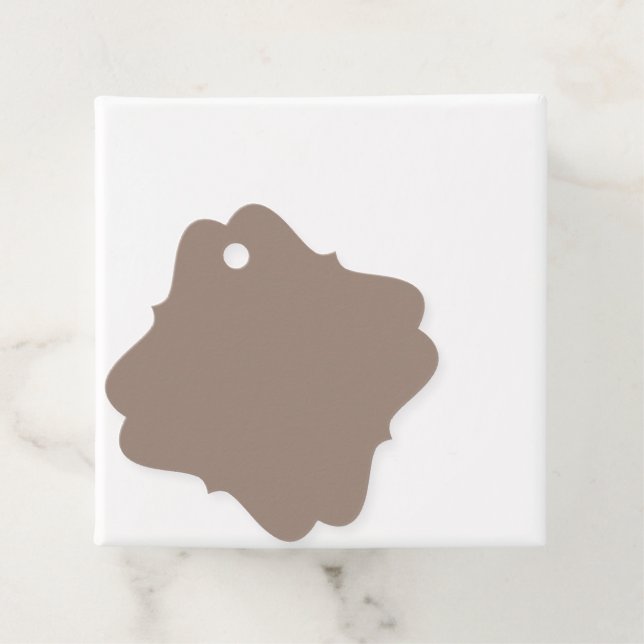 en brun vägg med gåvor etiketter (På plats)