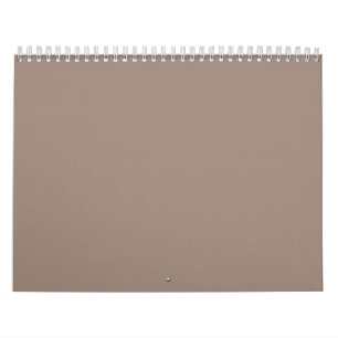 en brun vägg med kalender
