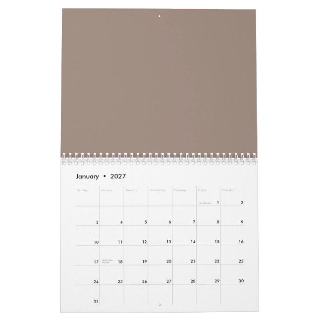 en brun vägg med klocka på den kalender (Jan 2027)