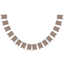 en brun vägg med klocka på den vimplar