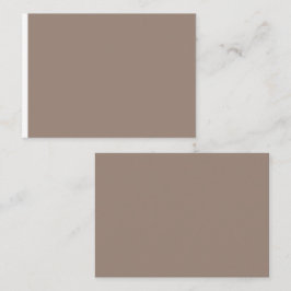 en brun vägg med placeringskort