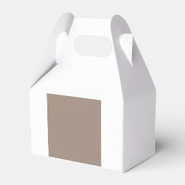 en brun vägg med presentaskar