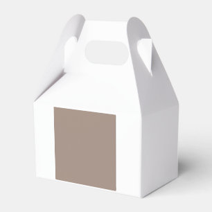 en brun vägg med presentaskar