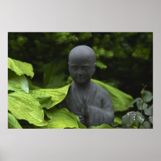 En Buddha-staty i en Meditation Garden Poster
